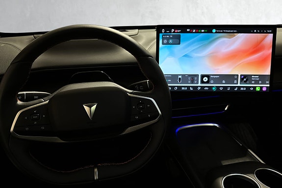 Ergonomisk ratt med avanserte kjøreassistenter og Bluetooth-telefonfunksjoner.