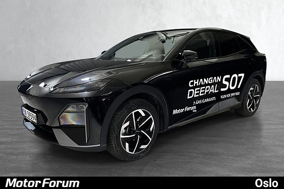 Elegant svart SUV med distinkt grill og regnsensorer integrert.