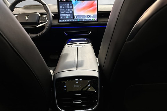 Stor sentralkonsoll med integrert Google-basert infotainment og smartphone-tilkobling.