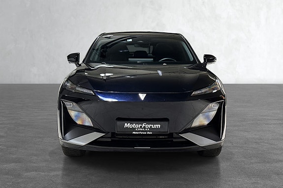 Skarpe LED-lys og sporty front gir luksuriøs road presence.