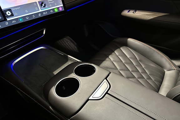 Praktisk midtkonsoll med trådløs lading og oppbevaringsplass.