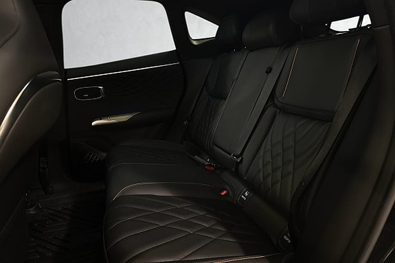 Bakseter med ISOFIX-fester og elegant skinnfinish for ekstra sikkerhet.