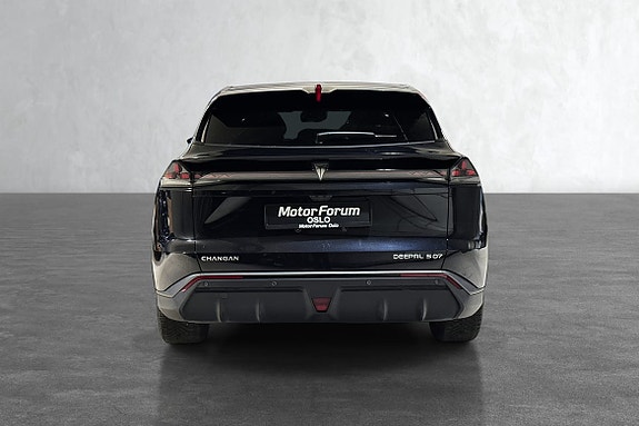 Markant LED-baklys med smart parkeringsassistent og nøkkelfri adgang.