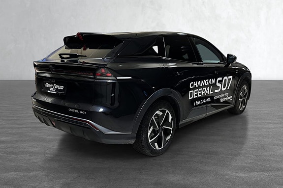 Bakpart med stilrent design og avanserte belysningsteknologier.