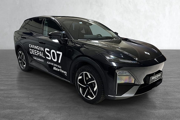 Kraftfull front med adaptive lys og sikkerhetsassistenter for trygg kjøring.