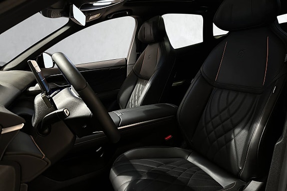 Luksuriøse ventilerte skinnseter med diamond-stitching, perfekt for komfort.