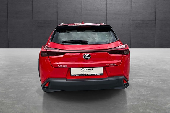 Lexus UX300e 4 of 5