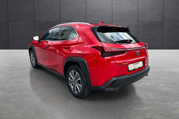 Lexus UX300e 3 of 5