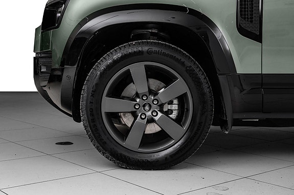 Land Rover Defender 110 15 of 30