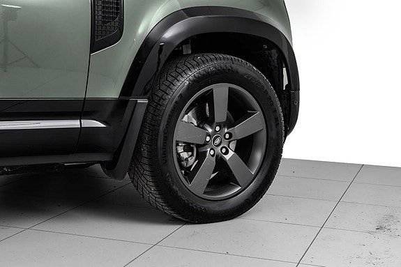 Land Rover Defender 110 19 of 30