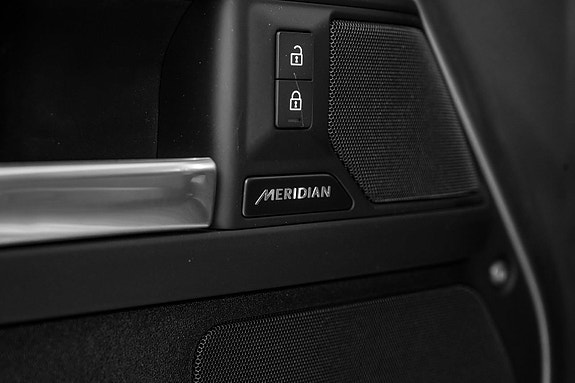 Land Rover Defender 110 28 of 30