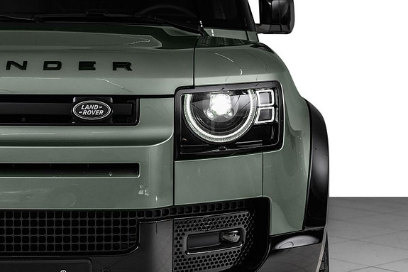 Land Rover Defender 110 13 of 30