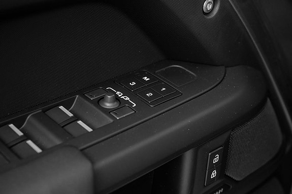 Land Rover Defender 110 29 of 30