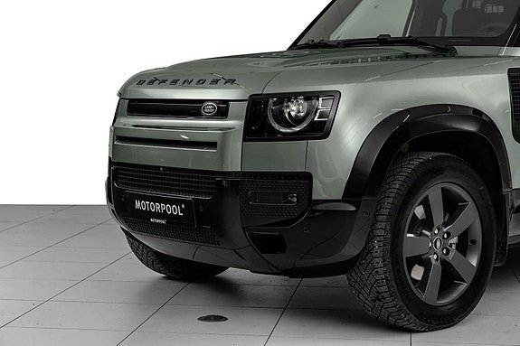 Land Rover Defender 110 12 of 30
