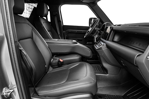 Land Rover Defender 110 8 of 30