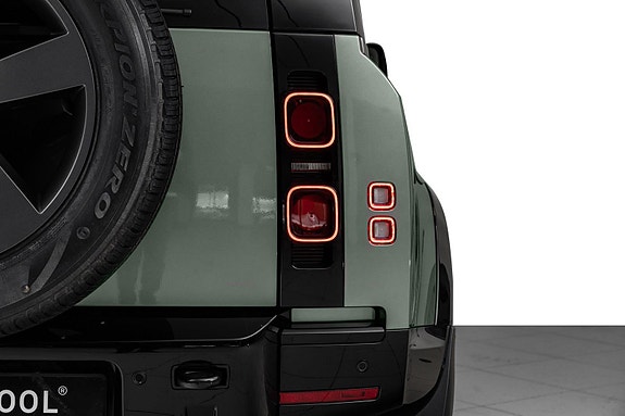 Land Rover Defender 110 18 of 30