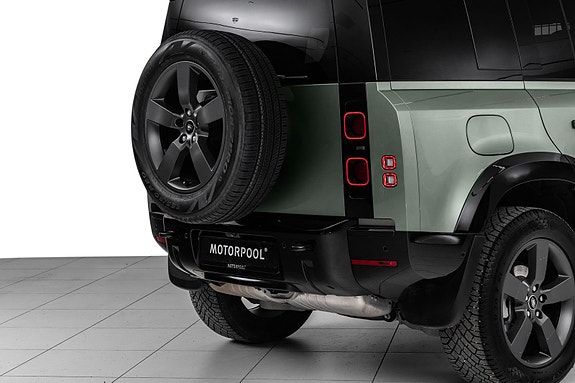Land Rover Defender 110 17 of 30