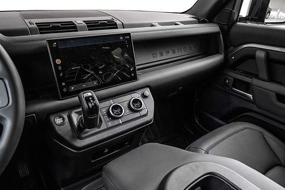 Land Rover Defender 110 22 of 30