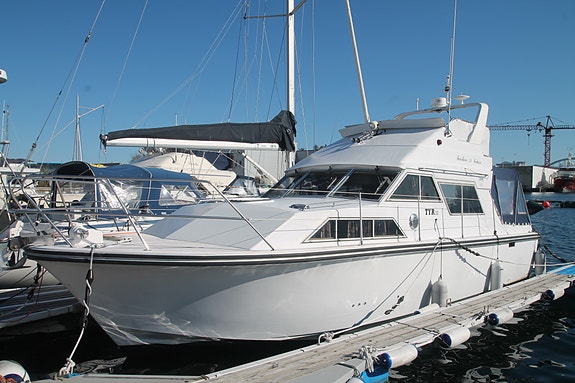 Fairlane 32 Sedan flybridge