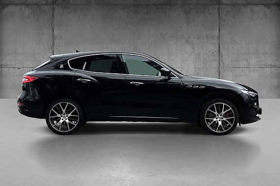 Maserati Levante 3 of 5