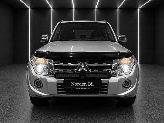 Mitsubishi Pajero 2 of 30