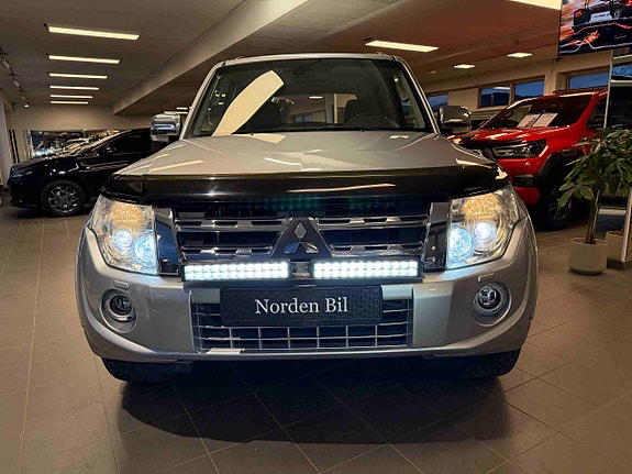 Mitsubishi Pajero 10 of 30