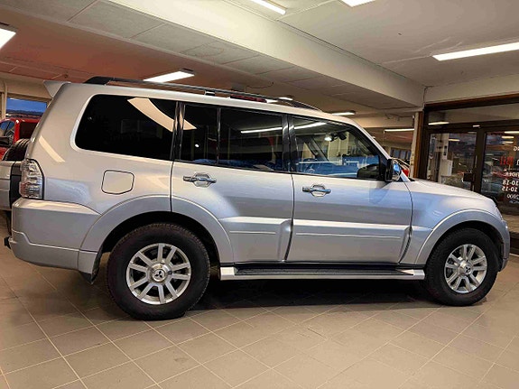 Mitsubishi Pajero 4 of 30