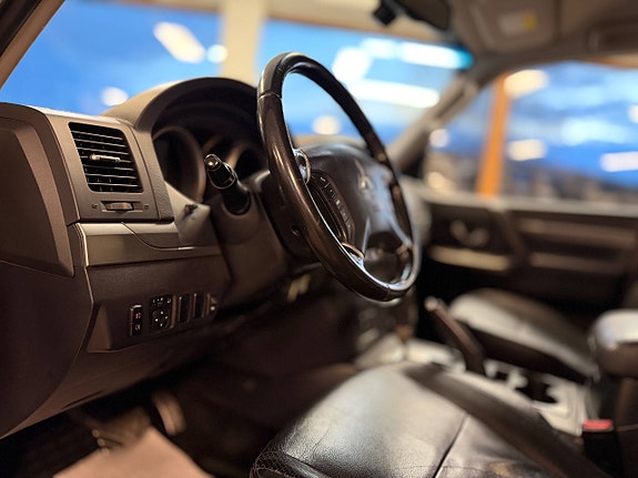 Mitsubishi Pajero 13 of 30