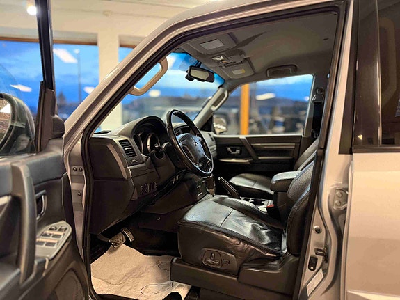 Mitsubishi Pajero 9 of 30