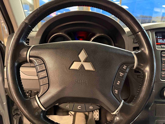 Mitsubishi Pajero 17 of 30