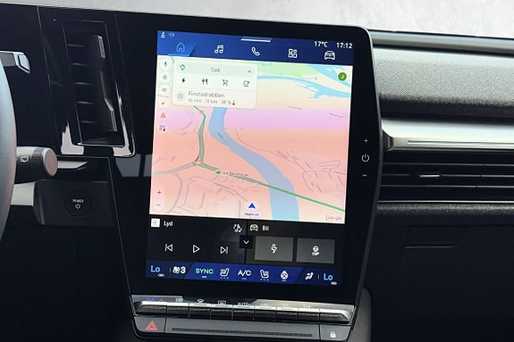 Stor infotainmentskjem med innebygget Google-navigasjon. Bilen har også Apple Carplay/Android Auto.