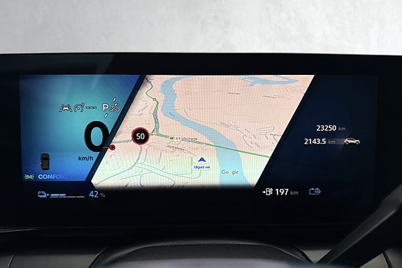 Med Google‑navigasjon får du kartvisning direkte i dashbordet, tydelig plassert i synsfeltet for enklere kjøring.