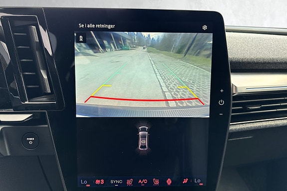 360-kamera gir full oversikt ved rygging selv på de trangeste parkeringsplassene.