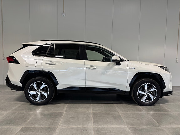 Toyota RAV4 Plug-in Hybrid 2 of 5