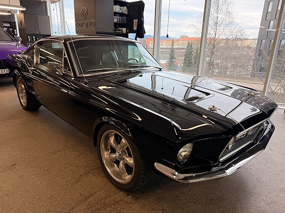 Ford Mustang 3 of 5