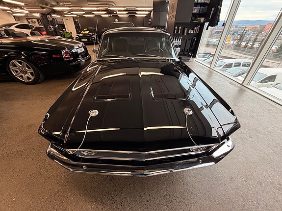Ford Mustang 2 of 5