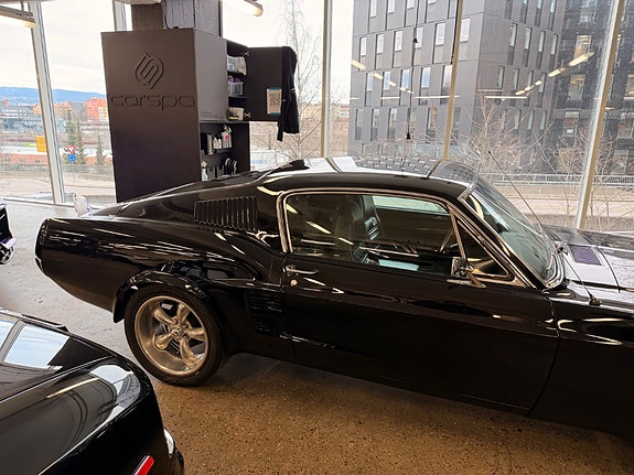 Ford Mustang 4 of 5