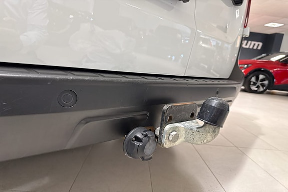 Praktisk tilhengerfeste med 13-pins kontakt for allsidig bruk.