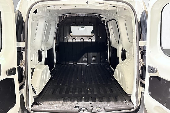 Romslig varerom med LED-belysning og solide surrekroker for last.