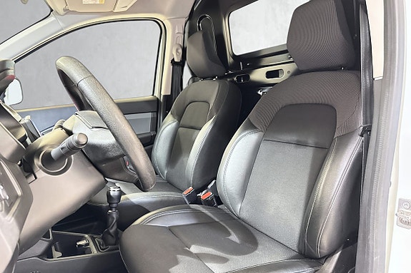 Komfortabel førerplass med oppvarmet ratt og sort skinninteriør.