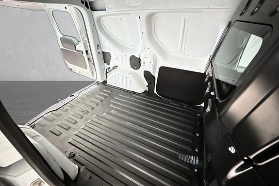 Flatt og praktisk lasterom med slitesterkt gulv og sidepaneler.