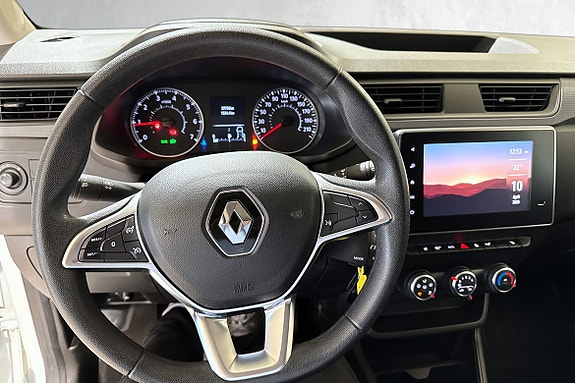 Oversiktlig førermiljø med navigasjon og trafikkskiltgjenkjenning integrert.