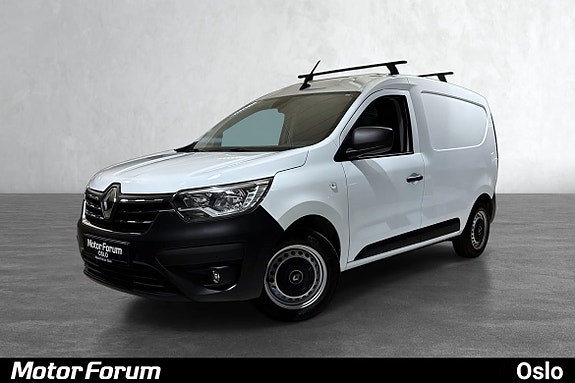 Robust hvit varebil med takstativ og praktisk frontdesign.