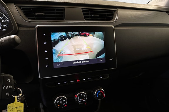 Integrert ryggekamera med retningslinjer øker sikkerheten ved parkering.