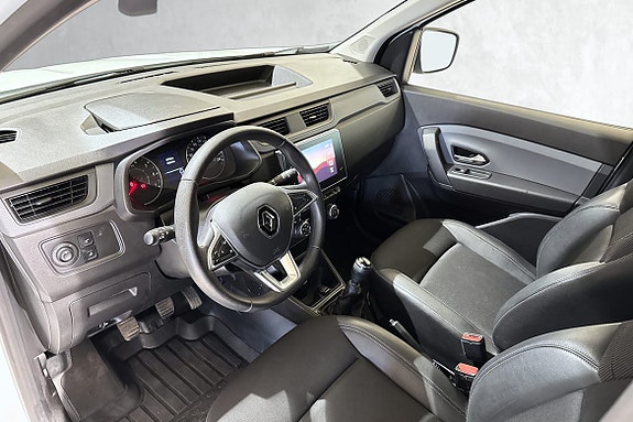 Digital instrumentering og berøringsskjerm gir moderne kjøreopplevelse.