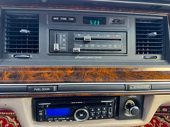Lincoln Town Car 17 of 17