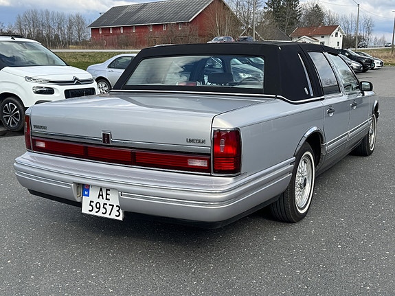 Lincoln Town Car 14 of 17