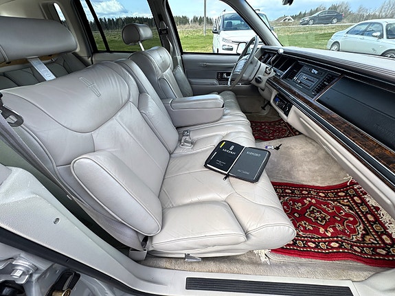 Lincoln Town Car 3 of 5