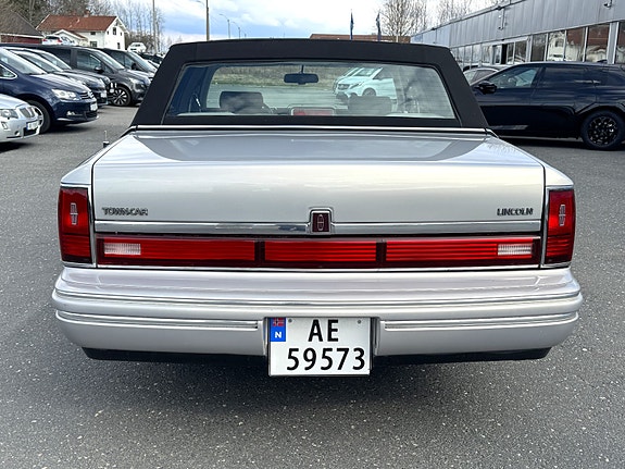 Lincoln Town Car 12 of 17