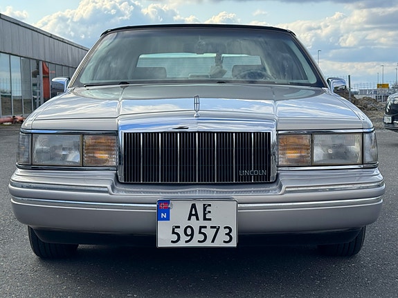 Lincoln Town Car 8 of 17